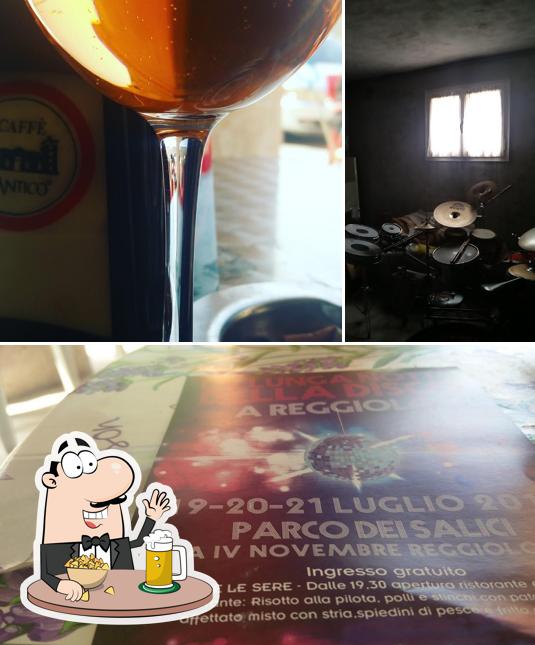 Puoi ordinare un rinfrescante bicchiere di birra chiara o scura