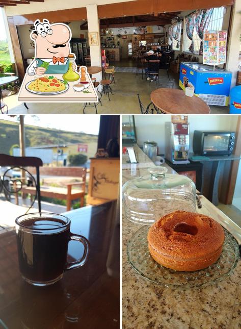 A foto da comida e interior no Café Com Bobagem