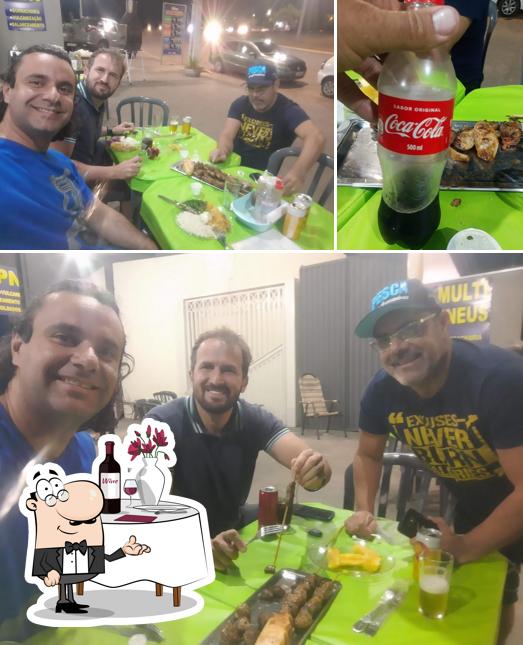 Entre diversos coisas, mesa de jantar e bebida podem ser encontrados no Eskina Lanches