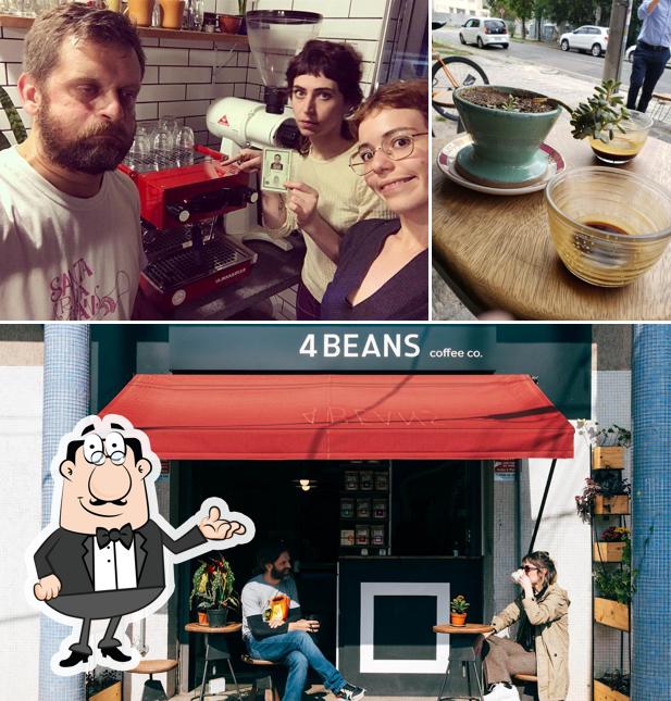 O interior do 4BEANS Coffee Co