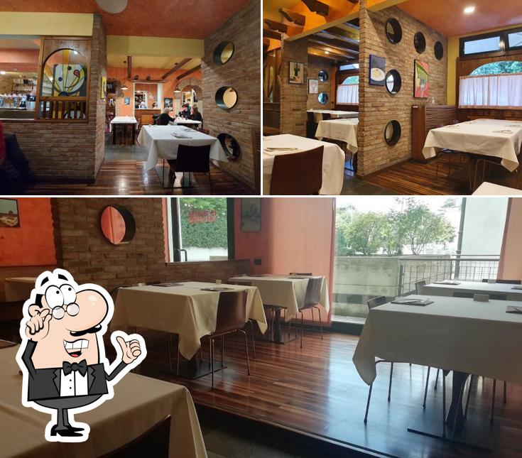 Siediti a un tavolo di La Favorita Pizzeria Ristorante
