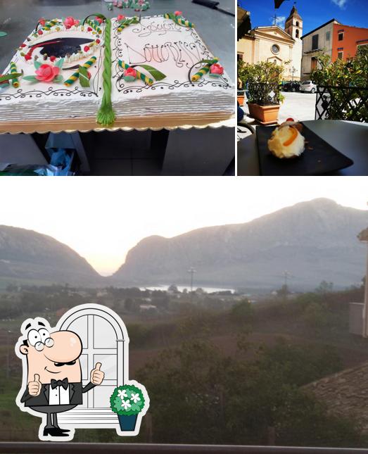 La foto di esterno e torta da Bar del Centro