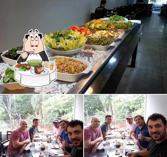 A ilustração da mesa de jantar e comida no El Brasero