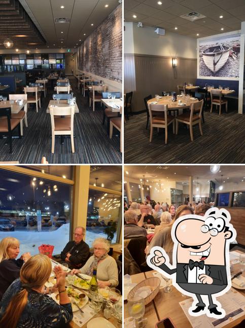 Installez-vous à l'une des tables de Au Vieux Duluth