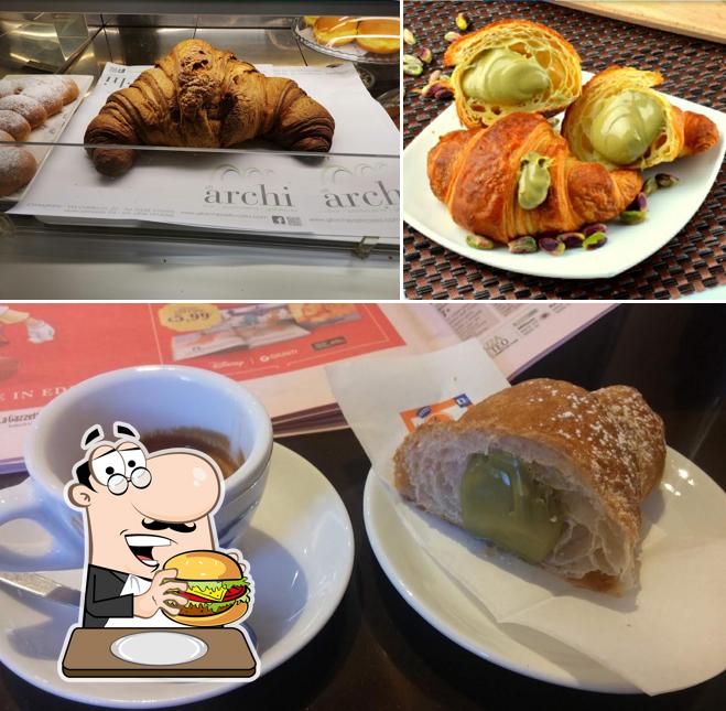 Prenditi un hamburger a Gli Archi