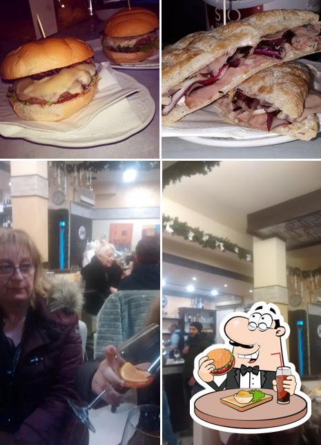 Ordina un hamburger a Ginger Caffè