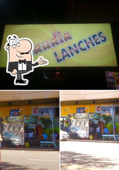 O interior do Claudia Lanches