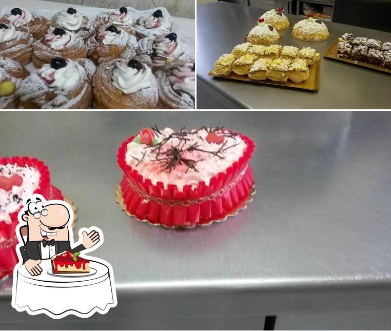 Antica Gelateria serve un'ampia selezione di dessert