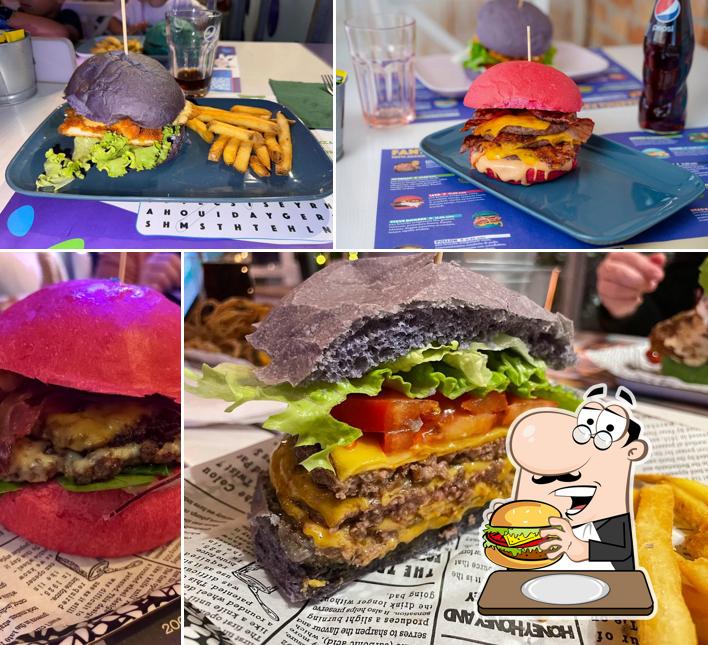 Gustati uno dei tipi di hamburger proposti a La Mucca Viola - Ravenna