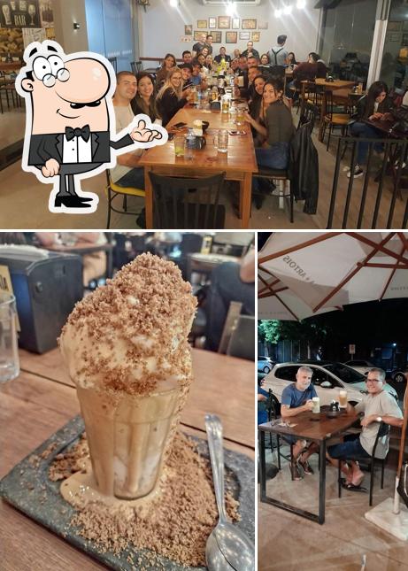 Sente em uma das mesas no Maracutaia Bar