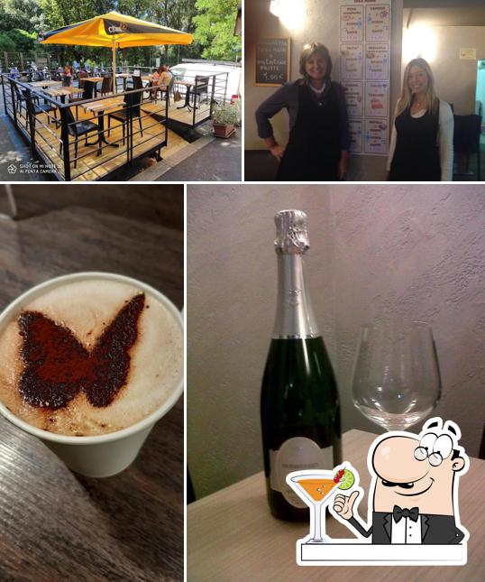 La foto di bevanda e interni da Student's Bar