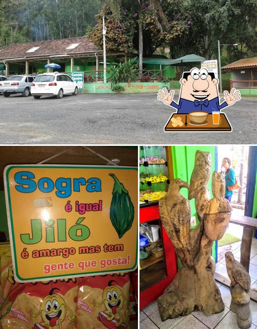 O Restaurante Barraca Verde 3 se destaca pelo comida e exterior