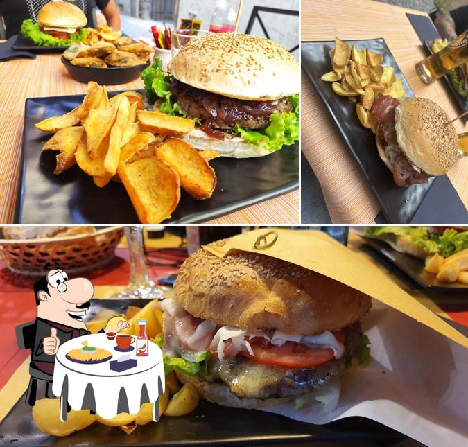 Concediti un bell'hamburger a Celebrity – Bar Risto Burger