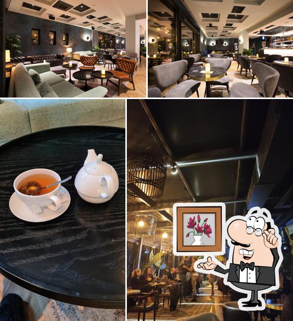 Siediti a un tavolo di Old School Cafe