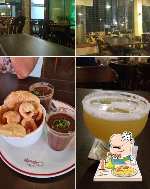 A comida e interior do restaurante