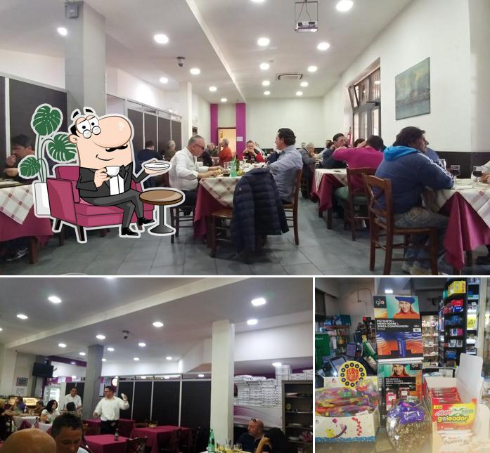 La foto della interni e tavolo da pranzo di Bar Flavia