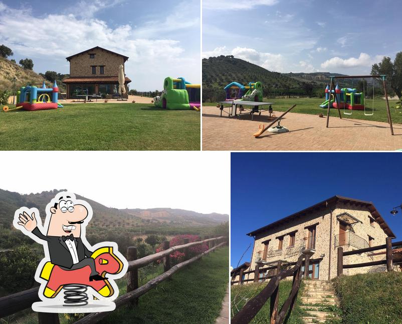 La immagine di area giochi e esterno da Agriturismo Il Casolare