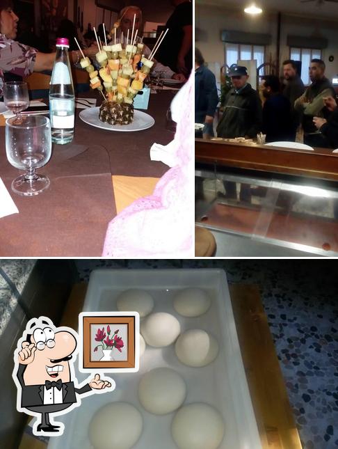 La immagine della interni e cibo di Tirabusciò