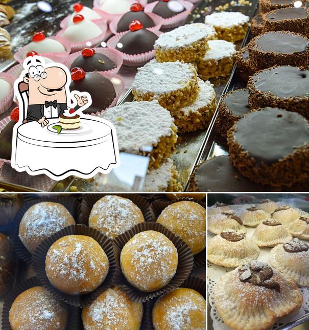 Inapoli serve un'ampia gamma di dolci
