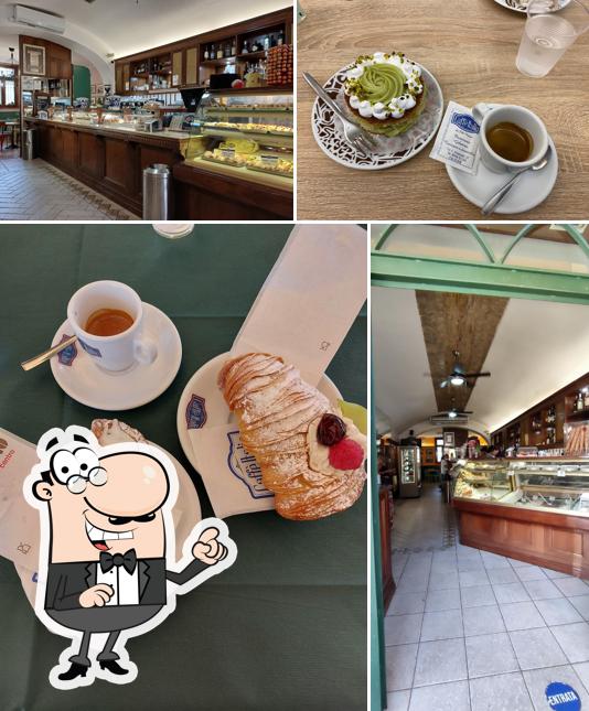 Siediti a un tavolo di Caffè Italia