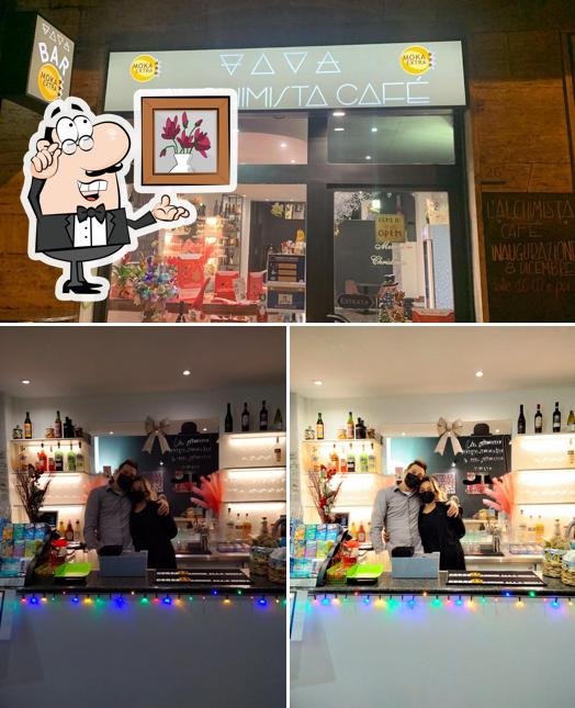 La immagine della interni e esterno di L' Alchimista Café