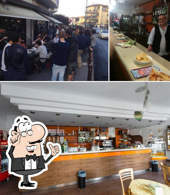 Dai un'occhiata agli interni di Orange Cafe