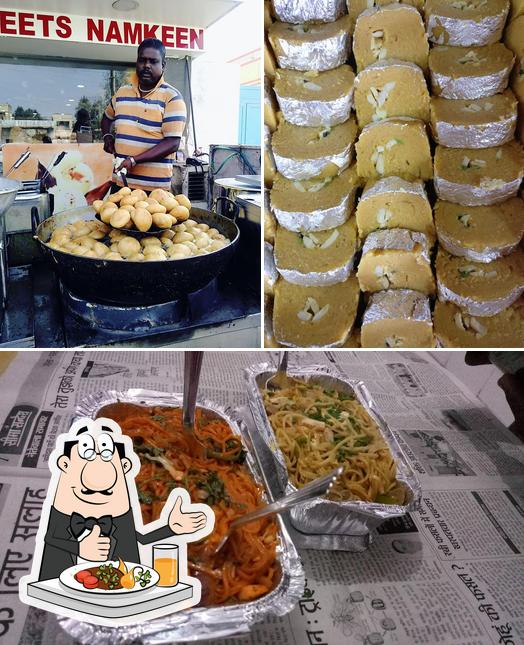 Food at Shri Khandelwal Mishthan Bhandar