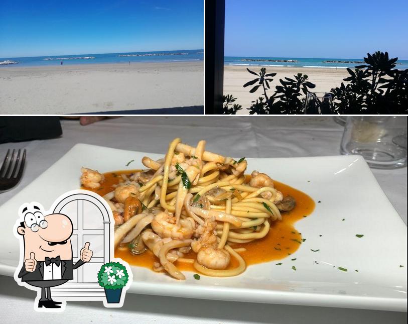 Questa è la immagine che presenta la esterno e cibo di Cala Di Ponente