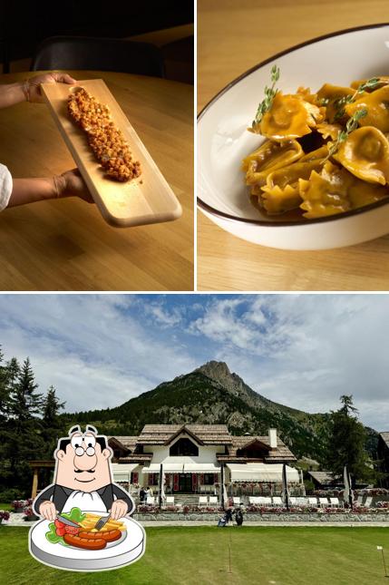 Ristorante Club House Claviere si caratterizza per la cibo e esterno