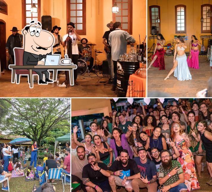 Sente em uma das mesas no Festival Manual - Espaço Jardim Secreto