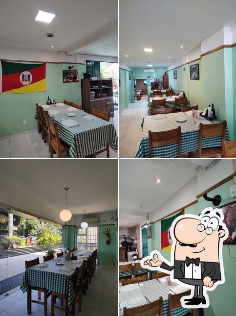 Sente em uma das mesas no Galeteria Serrana - Asa Norte