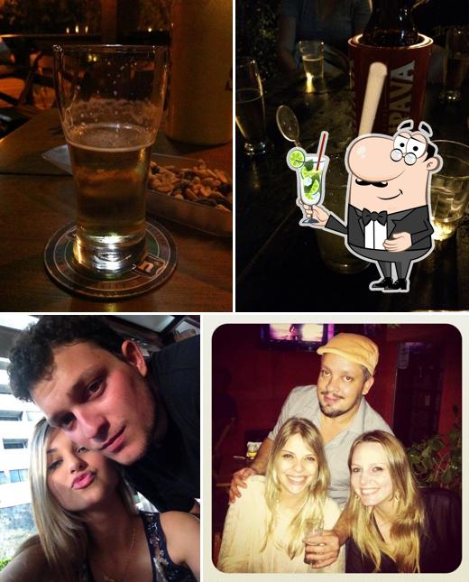Desfrute de uma bebida no Santidade Empório Bar