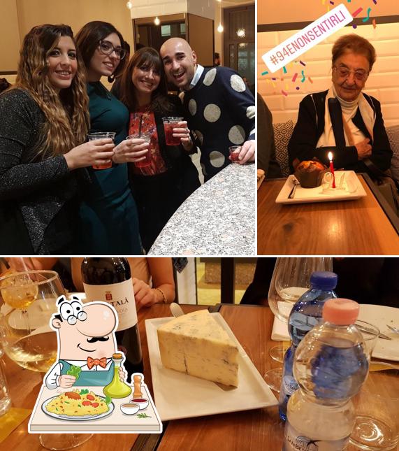 La foto di cibo e bancone da bar da Caffè Manfredi