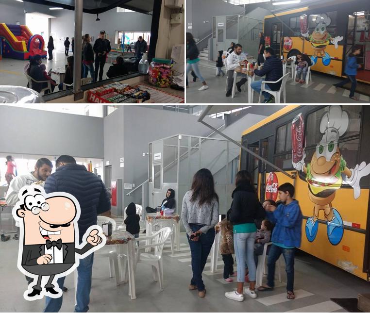 O interior do Dindus Lanches FoodBus