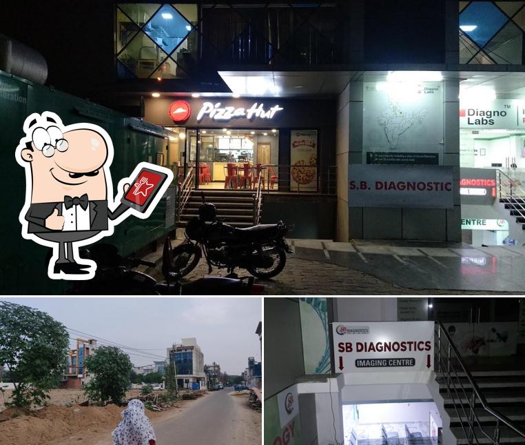 The exterior of Pizza Hut Gomti Nagar, Lucknow The exterior of Pizza Hut Gomti Nagar, Lucknow
