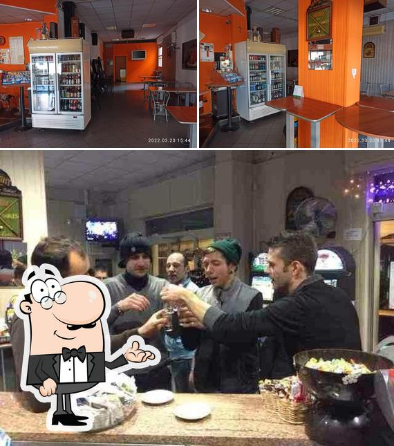 Gli interni di Bar luna e sole di Lin jianmin
