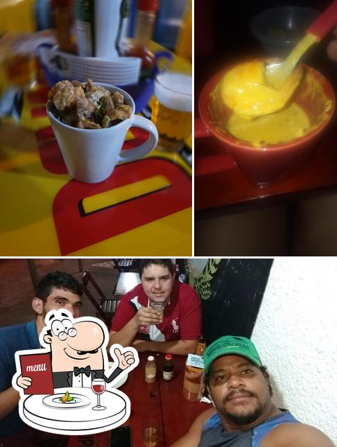 Esta é a ilustração ilustrando comida e interior no Faculdade Bar