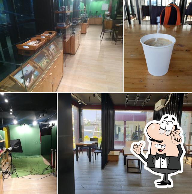 The interior of Art (qube) cafe