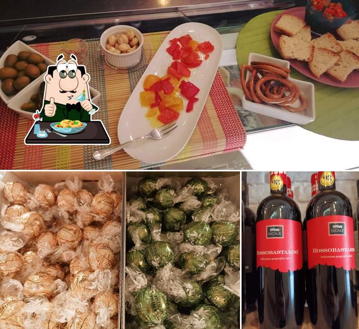 Tra le varie cose da Café Dali' si possono trovare la cibo e alcol