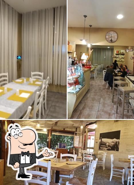 Gli interni di Pizzeria All'Improvviso