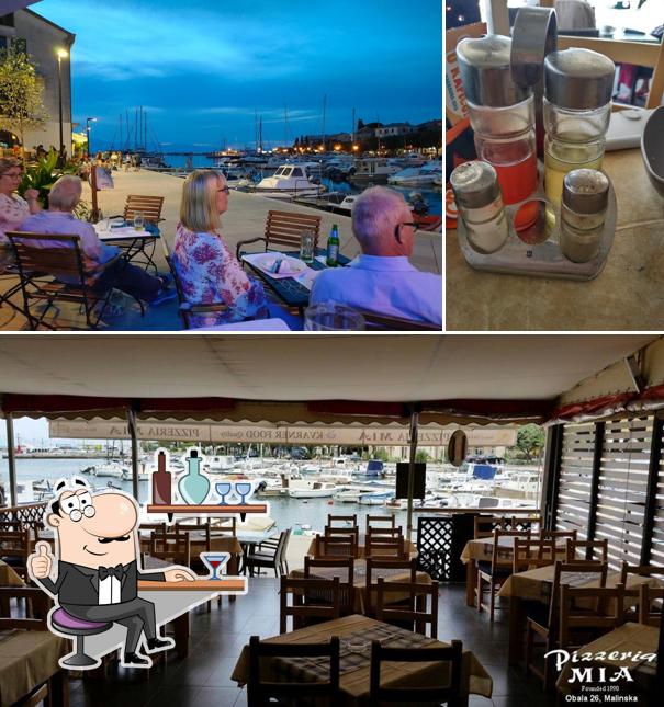 Siediti a un tavolo di Mia