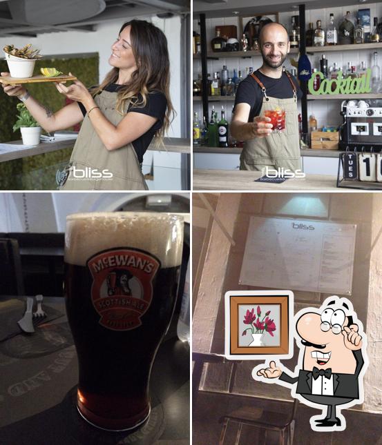 Dai un'occhiata agli interni di Bliss - Sunset Drink & Food Experience