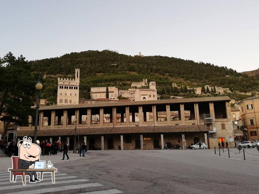 Siediti a un tavolo di La Cantina