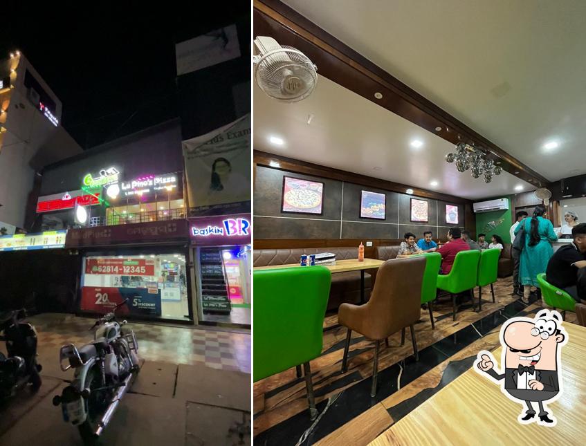 Check out how La Pino'z Pizza looks inside