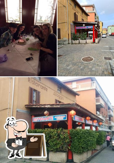 La foto di esterno e tavolo da pranzo da Ristorante Acquario Cinese