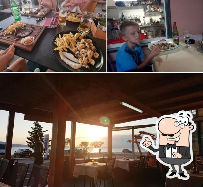 Siediti a un tavolo di Bistro Ankora