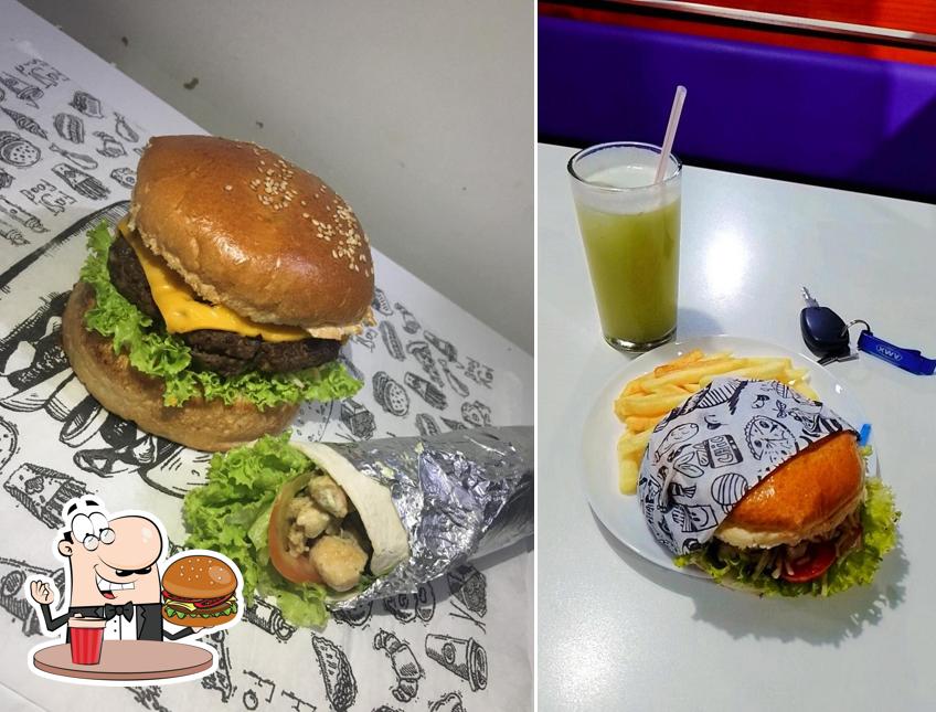Delicie-se com um hambúrguer no Disk Mix Açaí