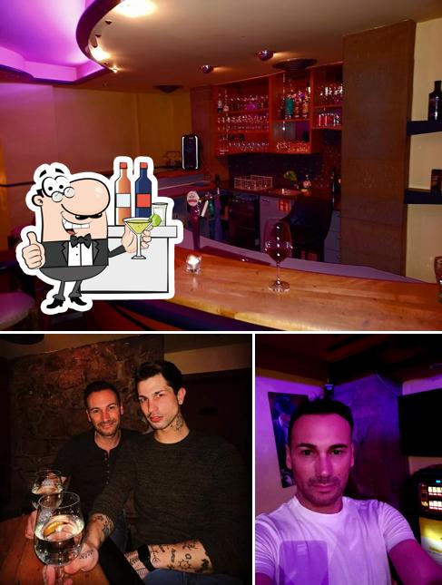 La foto della bancone da bar e interni di OX-Keller