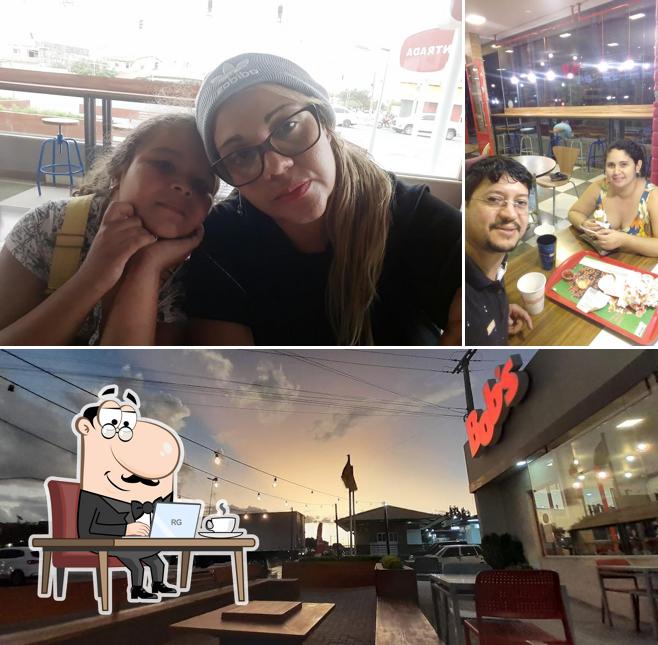 Sente em uma das mesas no Bob's