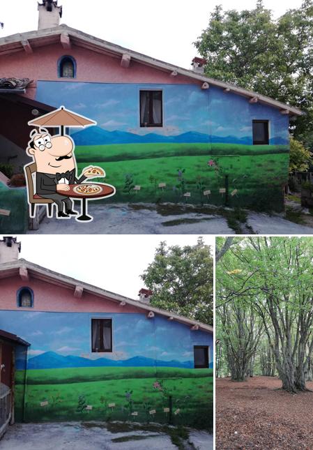 Goditi la vista dall'area esterna di Bar Ristoro Il Murales